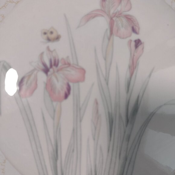 NWOT Lovely bowl with lid, pastel lillies and butterfly on top and sides - Picture 5 of 15